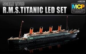 ACADEMY R.M.S. TITANIC CON LUZ LED 1/700. 14220