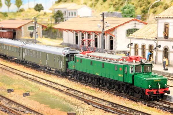 SET DE 2 COCHES RENFE SERIE 5000 FURGON Y CAFETERIA. ELECTROTREN HE4037 - Imagen 2