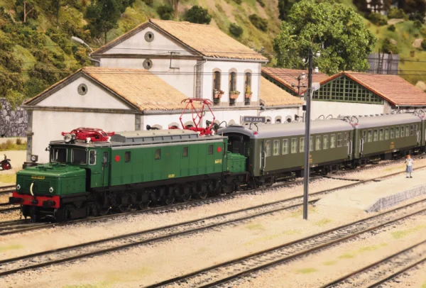 SET DE 2 COCHES RENFE SERIE 5000 2ª CLASE. ELECTROTREN HE4038 - Imagen 2