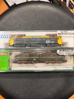 LOCOMOTORA KATO 251 Y LOCOMOTORA ARNOLD 277