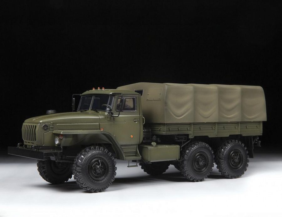ZVEZDA RUSSIAN ARMY TRUCK URAL-4320 1/35. 3654
