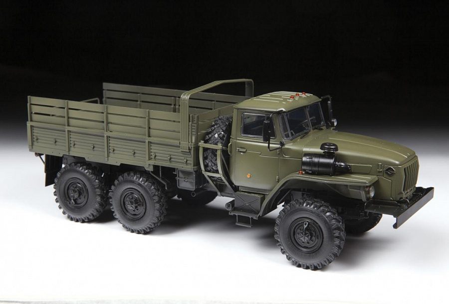ZVEZDA RUSSIAN ARMY TRUCK URAL-4320 1/35. 3654
